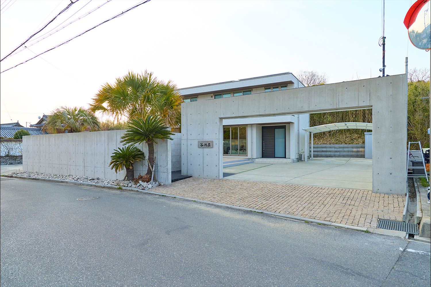 【兵庫】谷池荘のシャッターが開いている外観